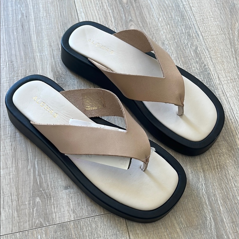 Alohas Beige and Black Leather Sandals Size: 38